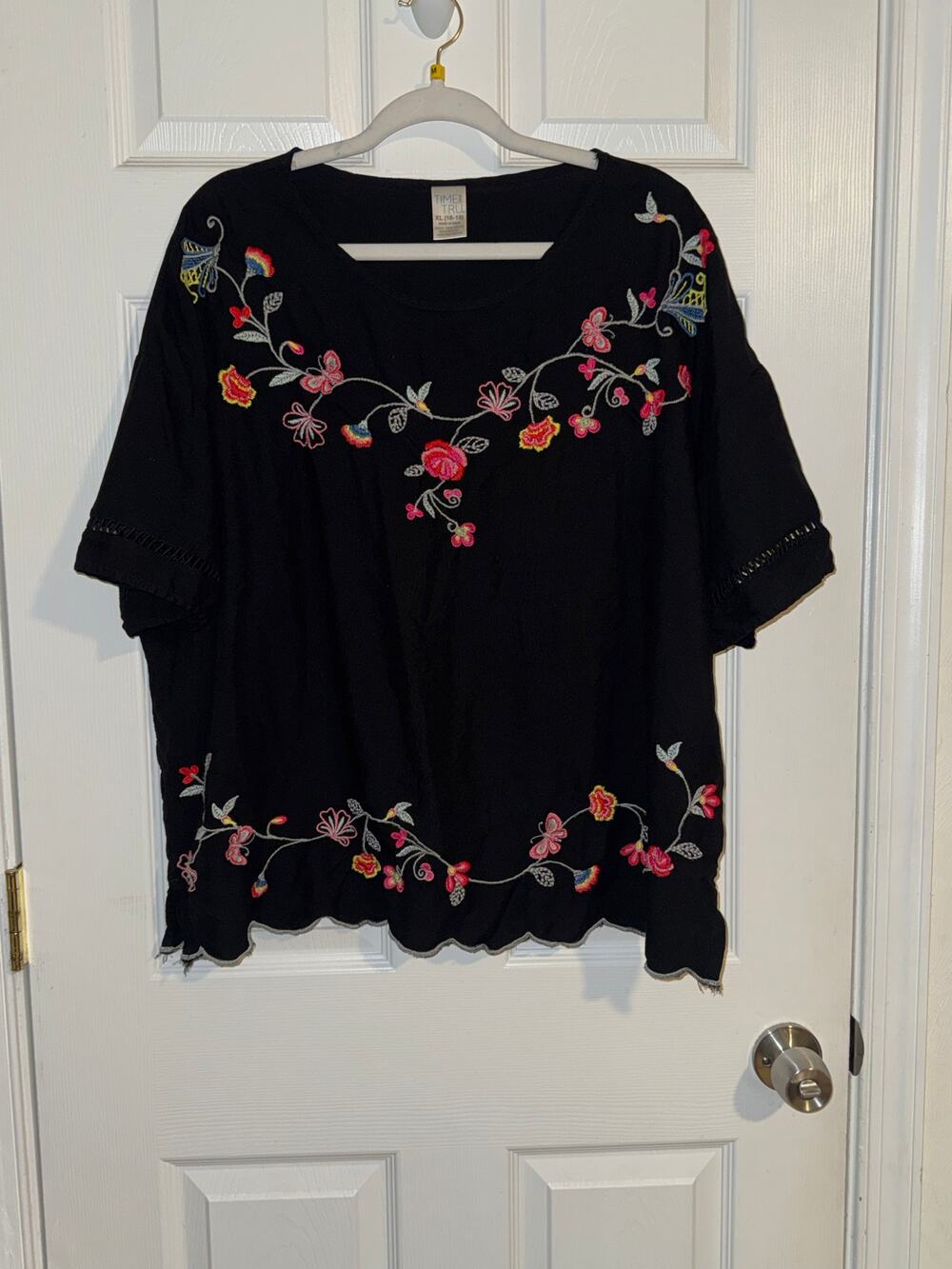 Time & Tru Top XL Black Embroidery Floral Peasant Boho Scallop Hem